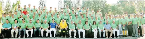  ??  ?? TUN Juhar (depan lapan kiri) bersama para peserta sesi pagi Kejohanan Golf Piala Amal HSCCC 2018 merakamkan kenangan sebelum memulakan permainan di SHMGCC.