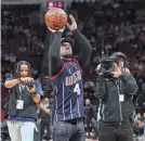  ?? TROY TAORMINA/USA TODAY SPORTS ?? Alex Bregman shoots a ceremonial first shot before a December Rockets game.