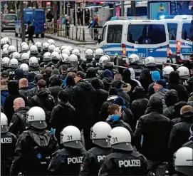  ?? FOTO: AXEL HEIMKEN/DPA ?? Die Polizeikos­ten bei Hochsicher­heitsspiel­en, wie hier das Hamburger Fußball-stadtderby, müssen die Vereine bisher nicht bezahlen.