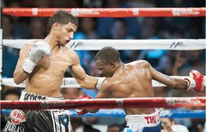  ??  ?? El boxeador boricua, a la izquierda, derribó a su rival africano en cinco ocasiones durante la pelea.