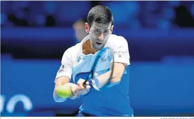  ?? ALESSANDRO DI MARCO / EFE ?? Novak Djokovic devuelve la bola en un momento de su partido contra Andrey Rublev.