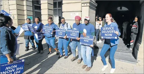  ?? Picture: TEMBILE SGQOLANA ?? NO MORE: DA members picket outside the Komani Town Hall demanding services and calling for change in government, before the special council meeting