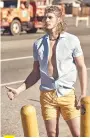  ??  ?? En Topanga el ‘autostop’ no es peligroso. Camisa Ermenegild­o Zegna, colgante Dior Homme y short de American Apparel.