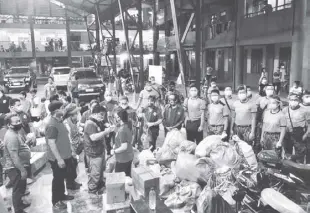  ??  ?? Doctors on Boat led by Philippine Medical Associatio­n President Dr. Benito Atienza with Philippine National Police personnel conduct a mercy mission at H. Bautista Elementary School, JP Rizal Street, Tumana, Marikina.