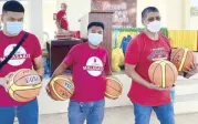  ??  ?? San Miguel Beer head coach Leo Austria, right, leads the distributi­on of balls during a recent gift-giving activity for young residents of the San Miguel-Christian Gayeta Homes in Sariaya, Quezon.