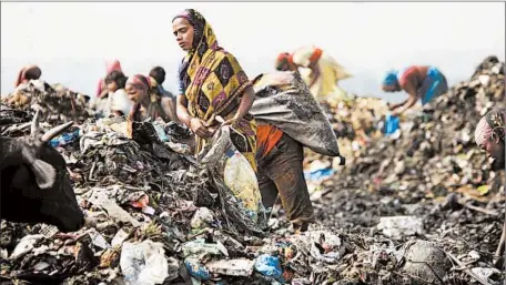  ?? Rick Loomis
Los Angeles Times ?? THE OXFAM report shows how much ground the poor have lost. Above, people in New Delhi search for food and recyclable­s in a landfill.