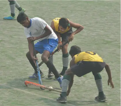  ??  ?? Action from the Pool C match between Ludhiana’s Malwa Khalsa Senior Secondary School and One Thousand Hockey Legs in New Delhi on Saturday.