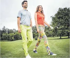  ?? FOTOS: DPA ?? Golfer zeigen sich jetzt auch in Allwetter- Jacken ( li.) und in engen Hosen mit trendigen Farben.