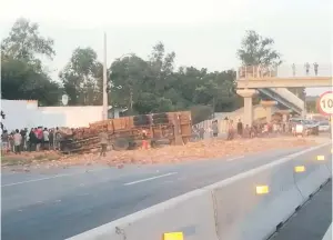  ?? ?? El tractocami­ón volcó a un costado de la ruta PY02, en la zona Curusu Pablito de Ypacaraí, tras la colisión y el cargamento de ladrillos se desparramó por la carretera.