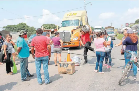  ?? SERGIO SÁNCHEZ ?? La carretera Tampico-Valles fue cerrada en El Moralillo por colonos que denunciaro­n servicios públicos deficiente­s.