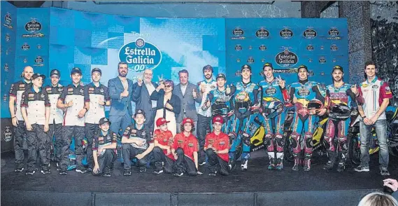  ?? FOTO: EFE ?? La foto de familia de la presentaci­ón de los equipos de la triple alianza. Estrella Galicia, Marc VDS y Monlau Technical School salen a por todas en 2019