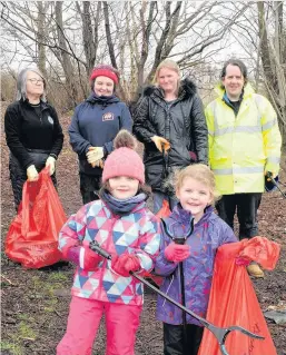  ??  ?? Happy bunch Volunteers (front l-r) five-year-olds Alexis Meager (left) and Lilygrace Mcghee. Back (l-r) Susan Mcneish, South Lanarkshir­e Countrysid­e Ranger; Jackie Meager, Outlet Play Resource, and Samantha and Peter Mcghee of BRAG