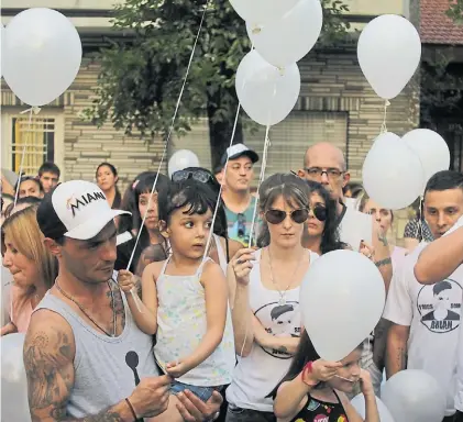  ?? MARIO SAYES ?? Recuerdo. Los padres y las hermanas de Brian en la suelta de globos que hicieron el 26.