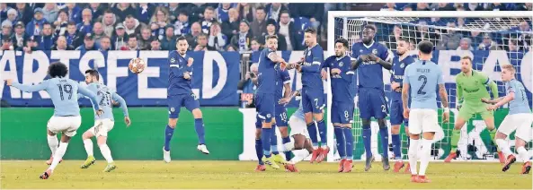  ?? FOTO: AP ?? Ein Traumtor in der alten Heimat: Leroy Sane haut den Ball kurz vor dem Ende mit einem Freistoß neben den Pfosten in die rechte Ecke zum 2:2.