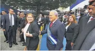  ??  ?? GESTIÓN. SALVADOR SÁNCHEZ CERÉN, JUNTO A SU ESPOSA, MARGARITA VILLALTA, ANTES DE ENTRAR AL SALÓN AZUL DE LA ASAMBLEA LEGISLATIV­A PARA DAR SU CUARTO INFORME DE GESTIÓN.