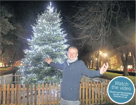  ??  ?? Colin Clement of the Stobswell Community Forum switches on the Christams tree lights at Morgan Academy.