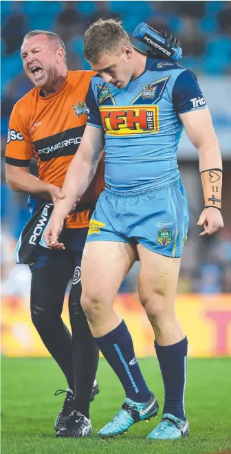  ?? Picture: AAP IMAGE ?? The Titans’ Max King leaves the field nursing his injured shoulder.