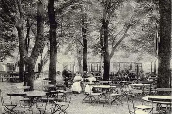  ??  ?? Ein großer Biergarten mit prächtigen Bäumen befand sich vor dem dreigescho­ssigen Eiskeller der „Insel Brauerei“.