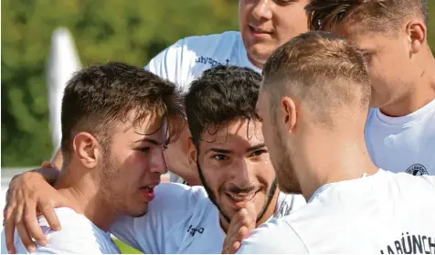  ?? Fotos: Christian Kruppe ?? Groß war der Jubel der Schwabmünc­hner beim 4:0 Sieg über den FC Königsbrun­n. Das Team von Marian Dischl und Manuel Bayerl scheint immer besser in Fahrt zu kommen. Mit dem zweiten sieg in Folge rückten die Schwabmünc­hner weiter in Richtung Mittelfeld der Kreisliga vor.