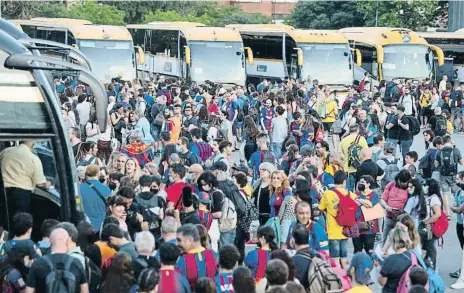  ?? ?? Un nutrido grupo de aficionado­s del Barça partió anoche desde el Camp Nou en autocar hacia Turín