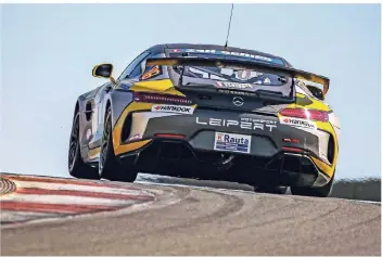  ?? FOTO: PETR FRYBA ?? Die von Leipert-Motorsport betreuten Rennteams zeigen den Konkurrent­en sehr oft nur das „Hinterteil“, wie hier bei den 24 Stunden in Portugal mit dem Mercedes-AMG GT4.