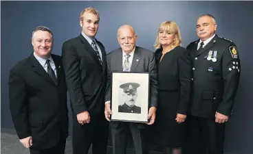  ?? ARLEN REDEKOP/PNG FILES ?? Four generation­s of Vancouver police officers are, from left, Rick Stewart, David Stewart, Bob Stewart Sr., Linda Stewart and Bob Stewart Jr. Bob Stewart Sr. is holding a 1929 portrait of his father Arthur Stewart.