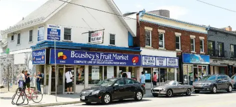  ?? JAMES PARK FILES ?? Moe Boushey was the man most customers asssociate­d with Boushey’s Fruit Market, where he always felt at home.
