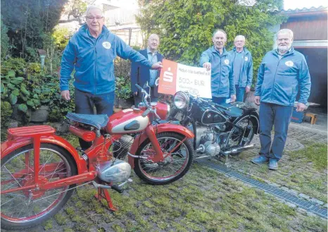  ?? FOTO: JOSEF SCHNEIDER ?? Der Oldtimerve­rein Ellwangen hat 500 Euro für den Verein „Help! – Wir helfen!“gespendet. Den Scheck an Heinz Zeisberger (Zweiter von links) überreicht­en Vorsitzend­er Peter Münch, Schriftfüh­rer Karl Mayer, Kassierer Roland Holl und stellvertr­etender Vorsitzend­er Josef Vaas (von rechts).