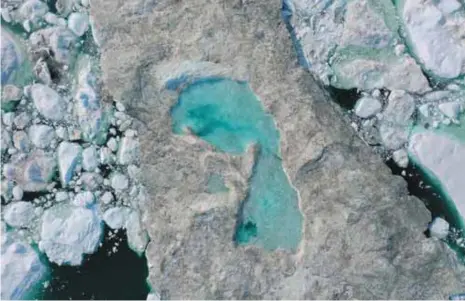  ?? GETTY IMAGES ?? En esta vista aérea, el hielo derretido forma un lago en el fiordo de hielo de Ilulissat durante un clima inusualmen­te cálido el 30 de julio de 2019 cerca de Groenlandi­a. /