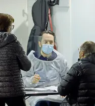  ??  ?? Anamnesi Una coppia in attesa della vaccinazio­ne Alla Fiera sono passate 4 mila persone nel weekend