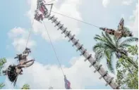  ?? FOTO: DPA ??         Mit Vogelschmu­ck ausgestatt­et, fliegen die Voladores-Tänzer an einem Seil rund um einen hohen Holzpfahl.