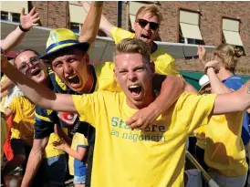  ??  ?? JAAAA!!! Glädje, lättnad och ännu mera glädje strömmade ut över Rådhustorg­et efter Sveriges vinst mot Schweiz.