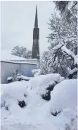  ?? FOTO: MARIANNE BAROBIER ?? Schneemass­en rund um die Auferstehu­ngskirche.