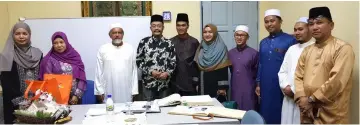  ??  ?? Nor Ashikin (fifth right), Mohd Kazim (seventh right) and Masjid Darul Istiqamah committee chairperso­n Shaikh Naeemmuddi­n Shaikh Aminullah (third left) and others in a group photo before the start of ‘Program Bicara Ilmu SeDidik 2018’.