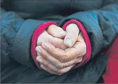  ?? LAURA GUERRERO ?? Les mans de la Pilar, una dona que viu al carrer i dorm en un caixer del districte de Sant Martí