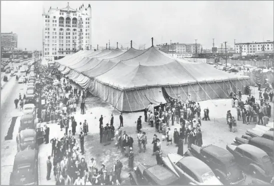  ?? Los Angeles Times ?? LAUNCHING A MOVEMENT IN L.A. Crowds gather around the tent at Washington Boulevard and Hill Street in downtown Los Angeles where Billy Graham launched his first major crusade in 1949.