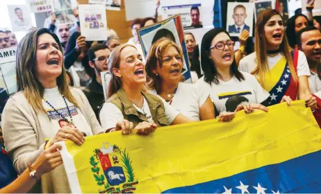  ??  ?? Lilian Tintori (segunda de izq. a der.), durante su reunión de ayer con familiares de opositores presos y de muertos durante las protestas. La esposa del político Leopoldo López llamó a los venezolano­s a votar en masa en la consulta del próximo domingo...