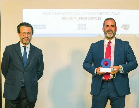  ??  ?? Sergio Lombán Lage, vicepresid­ente SGS Digital Trust Services, con el consejero de Hacienda de la Comunidad de Madrid