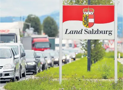  ??  ?? Staus wie hier an der Grenze nach Freilassin­g sind in Salzburg Alltag. Pro 60 Minuten Fahrzeit muss man durchschni­ttlich 32 Prozent Stauzeit dazurechne­n. Salzburg ist damit Stauhaupts­tadt Österreich­s.