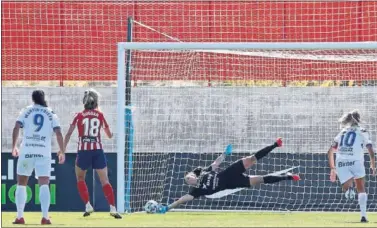  ??  ?? Aline Reis, del Granadilla, detiene el penalti lanzado por Duggan, del Atleti, en el duelo de ayer en Alcalá.
