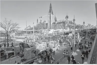  ?? ANDRE PICHETTE / EFE ?? Camiones y manifestan­tes ante el Parlamento de Canadá, durante una protesta la semana pasada.