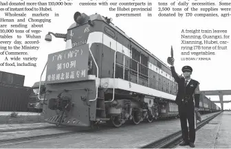  ?? LU BOAN / XINHUA ?? A freight train leaves Nanning, Guangxi, for Xianning, Hubei, carrying 178 tons of fruit and vegetables.