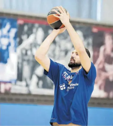  ?? //SARA GORDÓN ?? Mirotic ya se entrena con el resto de compañeros; el equipo, ayer sábado, entrenó a medio gas