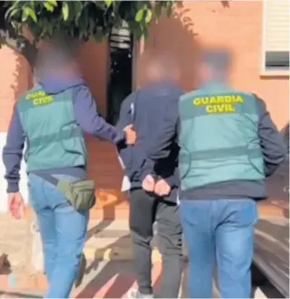  ?? // ABC ?? La Guardia Civil se lleva esposado al último detenido
