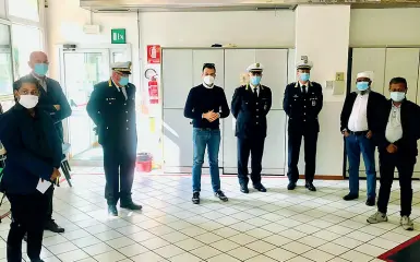  ??  ?? L’incontro
Ieri la comunità bengalese ha incontrato l’assessore Simone Venturini e il comandante dei vigili Marco Agostini per una campagna sul rispetto dell’isolamento nelle famiglie colpite dal Covid