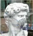  ?? Foto: Christiane Oelrich, dpa ?? Corona muss einem nicht die Sprache verschlage­n: Nachbildun­g von Michelange­los David-skulptur mit Maske.