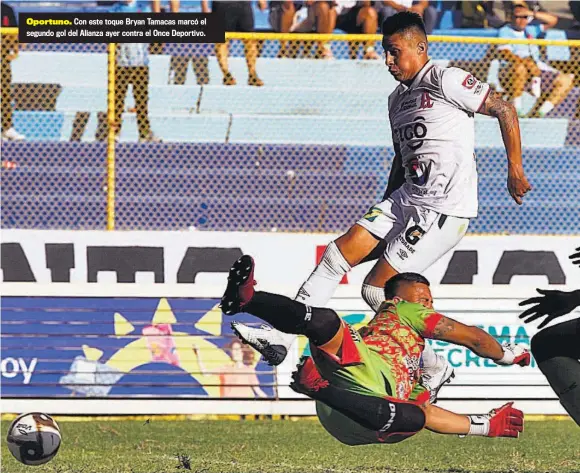  ??  ?? Oportuno. Con este toque Bryan Tamacas marcó el segundo gol del Alianza ayer contra el Once Deportivo.