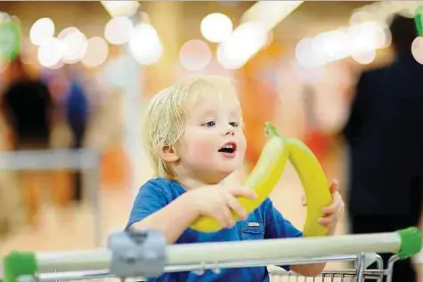  ?? Foto: Shuttersto­ck ?? Warum nicht mal Bananen an der Supermarkt­kasse platzieren anstelle von Schokorieg­eln und Gummibärch­en?