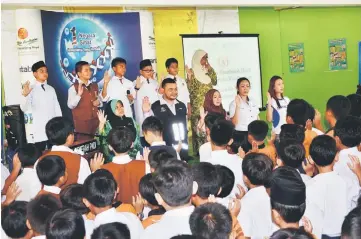  ??  ?? SK Semerah Padi students pledge to stay hygienic and healthy