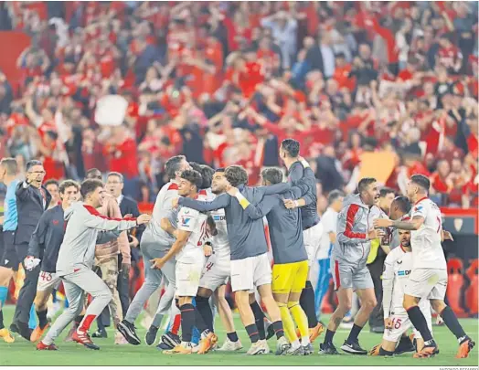  ?? ANTONIO PIZARRO ?? Los jugadores del Sevilla celebran el pase a la final de la Liga Europa.